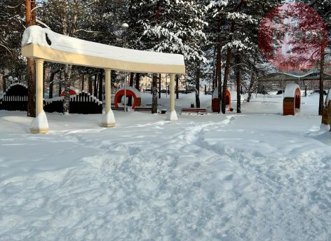 Сургутяне пожаловались на заваленный снегом сквер у Дворца торжеств // ФОТОФАКТ