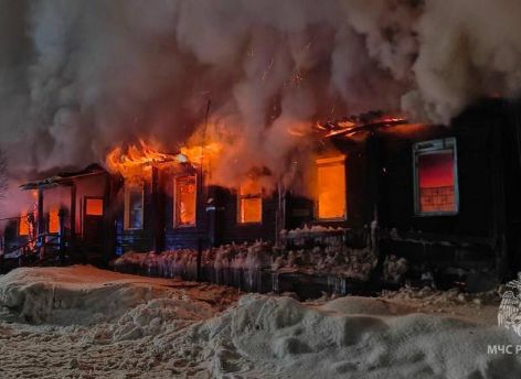 ​В ХМАО загорелся одноэтажный многоквартирный дом