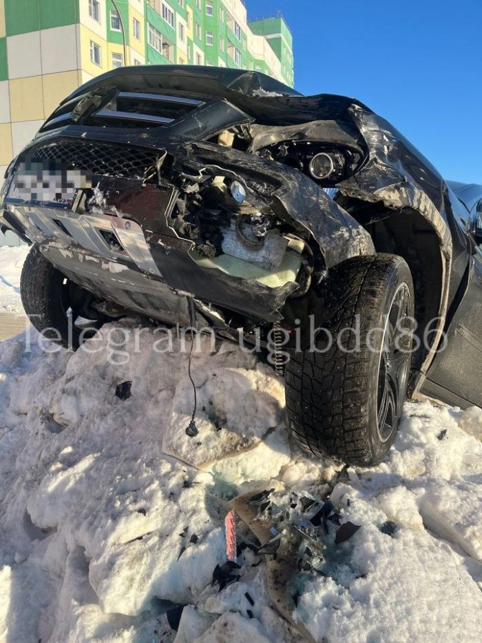​В Нижневартовске столкнулись Honda и Mercedes − пострадали дети