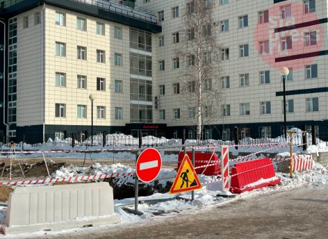 В Сургуте у поликлиники №4 продолжается строительство автопарковки на 219 мест