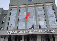 ​Здание администрации Сургута украсили в преддверии празднования 80-летия Победы // ФОТОФАКТ