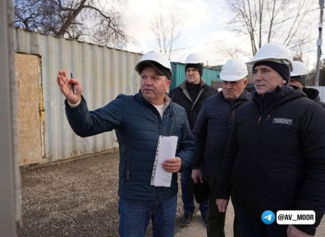 Александр Моор проинспектировал стройку новой поликлиники в Ишиме
