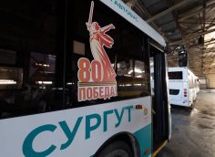 ​Сургутские автобусы украшают символикой 80-летия Великой Победы