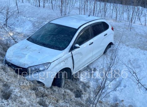 В ХМАО водитель легковушки не справился с управлением и съехал в кювет
