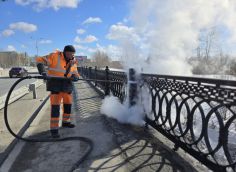 ​Сургут приводят в порядок к 9 Мая: моют остановки, убирают мусор и облагораживают мемориалы