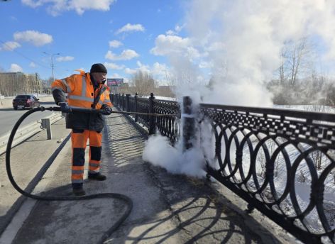 Сургут приводят в порядок к 9 Мая: моют остановки, убирают мусор и облагораживают мемориалы