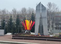 ​Город к празднику готов: в Сургуте устанавливают новые композиции к 80-летию Победы