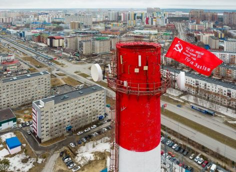 В центре Сургута подняли копию Знамени Победы на высоту 80 метров