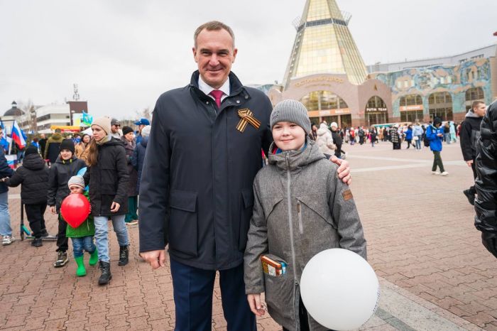 ​Руслан Кухарук принял участие в праздновании 1 Мая на Центральной площади Ханты-Мансийска