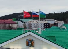 ​На здании правительства Югры установили Знамя Победы