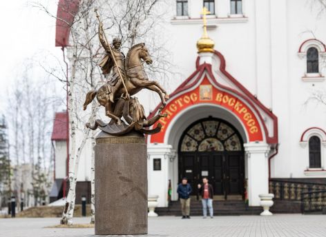В Сургуте установили новый памятник Георгию Победоносцу