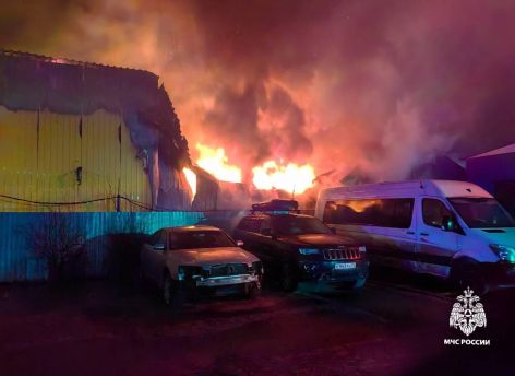 Черный дым над Сургутом – сгорел склад на улице Рационализаторов
