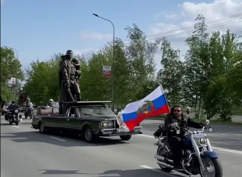 Мотосезон в Сургуте открыт: байкеры проехали по городу в честь 80-летия Победы