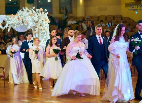 ​В Ханты-Мансийске прошла массовая церемония бракосочетания