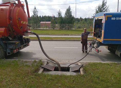 На улице Крылова в Сургуте очищают ливневку