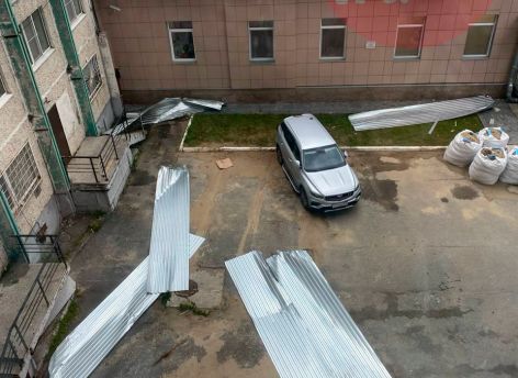 Жители многоквартирного дома в Сургуте жалуются на ремонт кровли: профлисты летят с крыши, один едва не задел человека