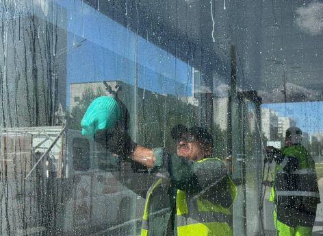 Сургутянам рассказали, как и кто следит за чистотой остановок: уборка − ежедневно, мойка − по графику и заявкам