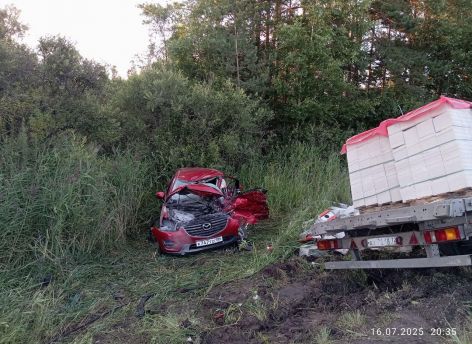 Под Тобольском грузовик смял легковушку – отец погиб, двое детей в больнице