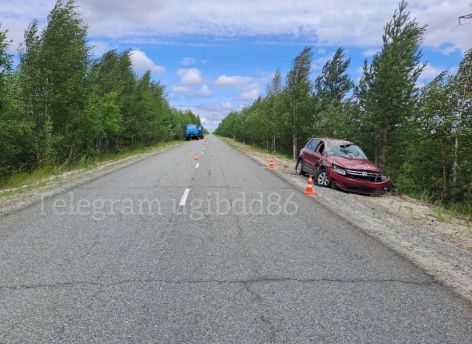 Легковушка столкнулась с КАМАЗом и перевернулась под Сургутом