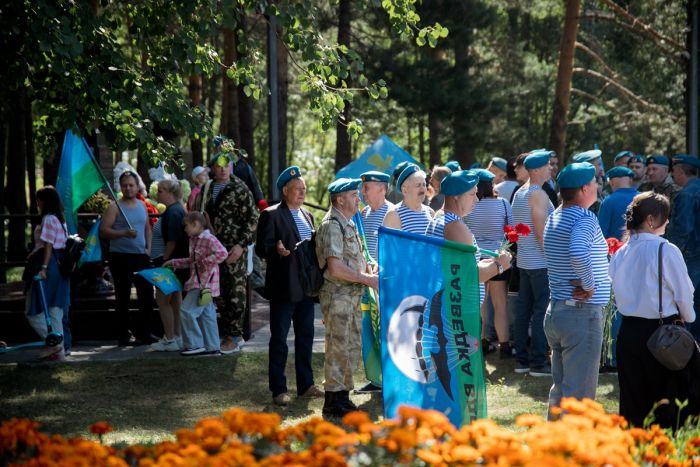 ​Цветы и минута молчания: в Сургуте отметили день ВДВ