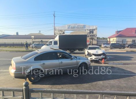 ​В Нижневартовске Volkswagen влетел в Toyota при выезде со двора: есть пострадавшие