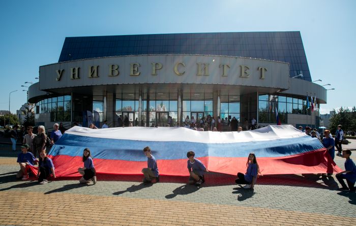 ​Праздник в трех цветах. Как в Сургуте отметили День государственного флага