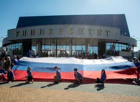 ​Праздник в трех цветах. Как в Сургуте отметили День государственного флага
