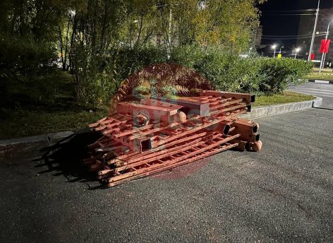 В Сургуте на проспекте Ленина заменили старые розовые заборы // ФОТОФАКТ