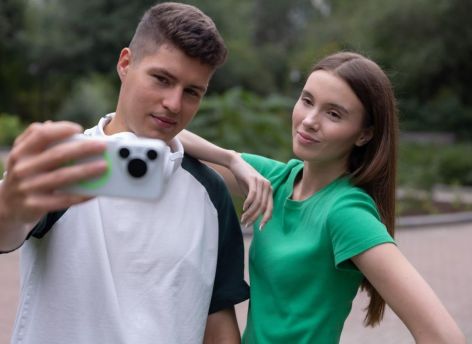 В Югре смартфоны с ИИ догоняют фоторедакторы по росту популярности