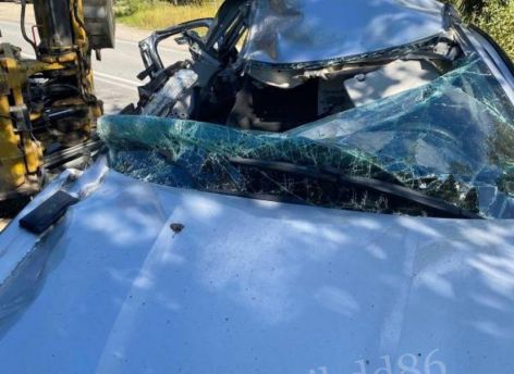 ​Трактор наехал на Renault в Нижневартовске, есть пострадавшие
