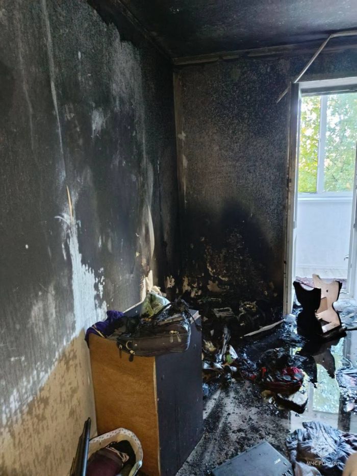 ​Пожар в Нягани: огнеборцы спасли человека из горящей квартиры
