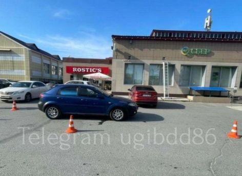 В ХМАО водитель сбил пенсионерку, двигаясь задним ходом