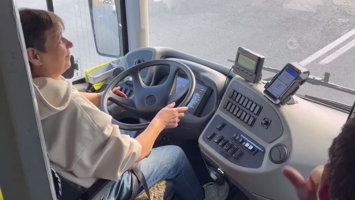 В Нижневартовске за руль муниципального автобуса впервые села женщина