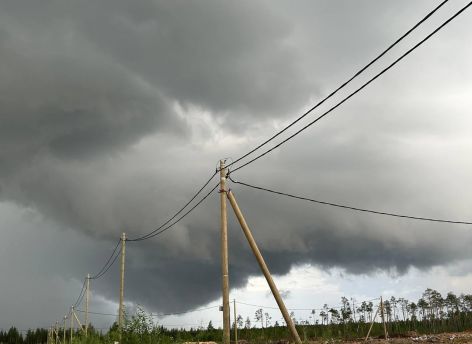 ​В Сургуте начали убирать провода со столбов