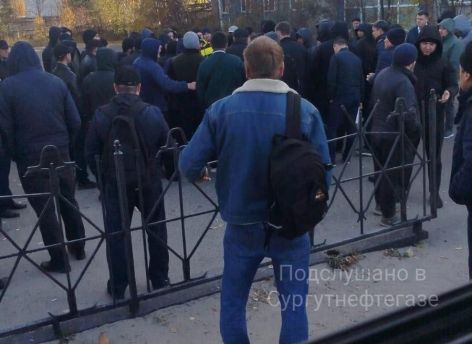 Митинг или недоразумение? В Сургуте рабочие УТТ-2 перекрыли въезд к базе − «Сургутнефтегаз» называет инцидент частным случаем