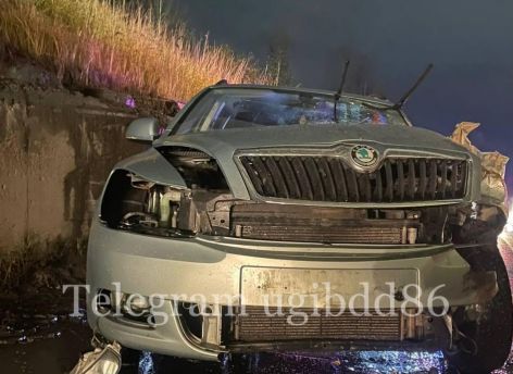 В Пыть-Яхе водитель Skoda врезался в КАМАЗ на встречке