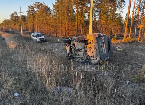На трассе «Север» ХМАО Lexus выехал на встречку и столкнулся с Lada: пострадали два человека