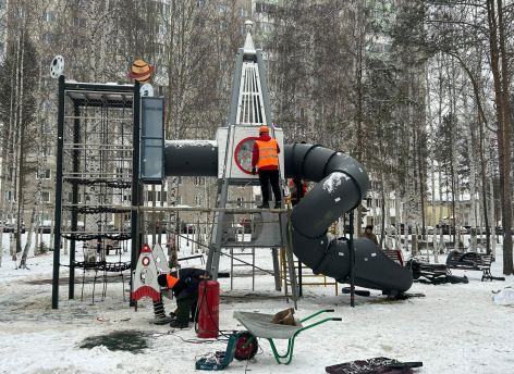 В Сургуте завершается строительство детской площадки в парке 20А микрорайона