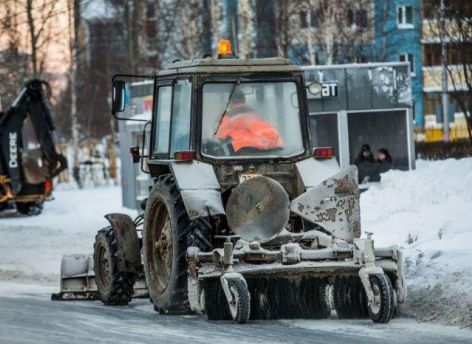 Дорожные службы в Сургуте усиленно устраняют гололед на дорогах и тротуарах
