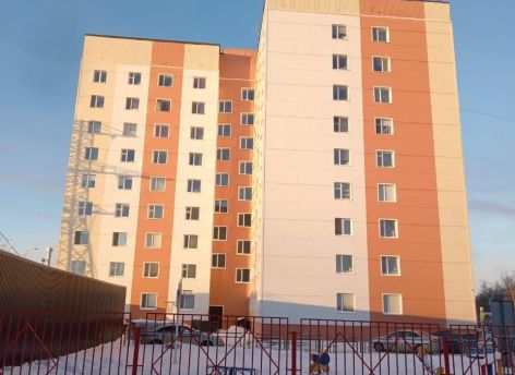В Сургуте утеплили фасад типовой многоэтажки: жильцы смогут экономить на отоплении