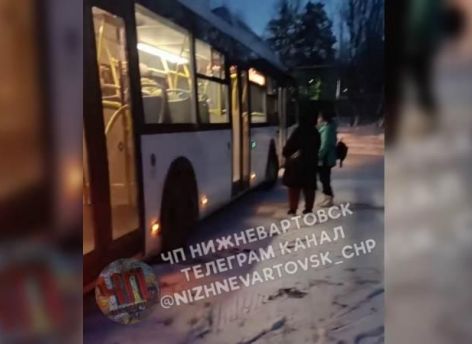 В Югре водитель автобуса совершал намаз, пока пассажиры стояли на морозе. Полиция проводит проверку