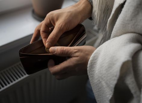 45% опрошенных читателей СИА-ПРЕСС живут по средствам, но с ограничениями