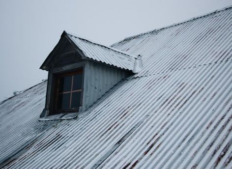 В столице Югры женщина пострадала от упавшего на голову снега