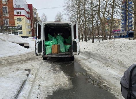 В Сургуте тротуар на Геологической превратился в дорогу для автомобилей