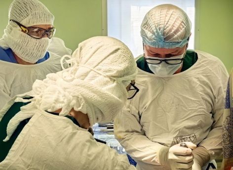 Врачи Сургутской травмбольницы прооперировали пациента с несросшимся переломом после пяти лет лечения