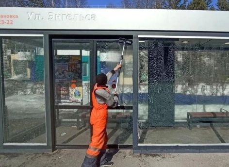 В Сургуте начали отмывать остановки после зимы