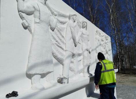 Сургутские памятники готовят к 9 Мая ‒ очищают, шпаклюют и красят