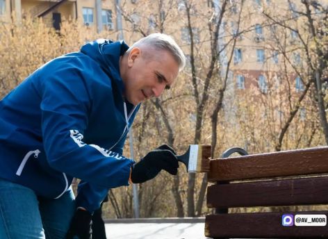 Губернатор Александр Моор вышел на субботник в Тюмени