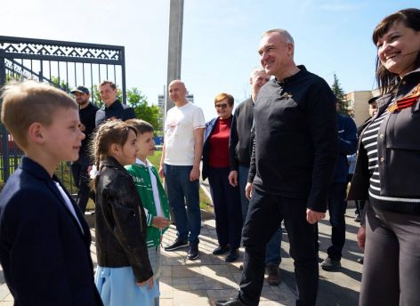 Руслан Кухарук открыл в Макеевке Югорский парк с фонтаном, амфитеатром и детскими площадками