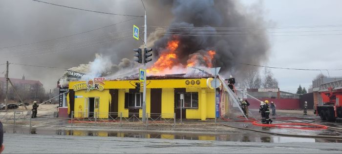 В Сургуте сгорел магазин на Мелик-Карамова